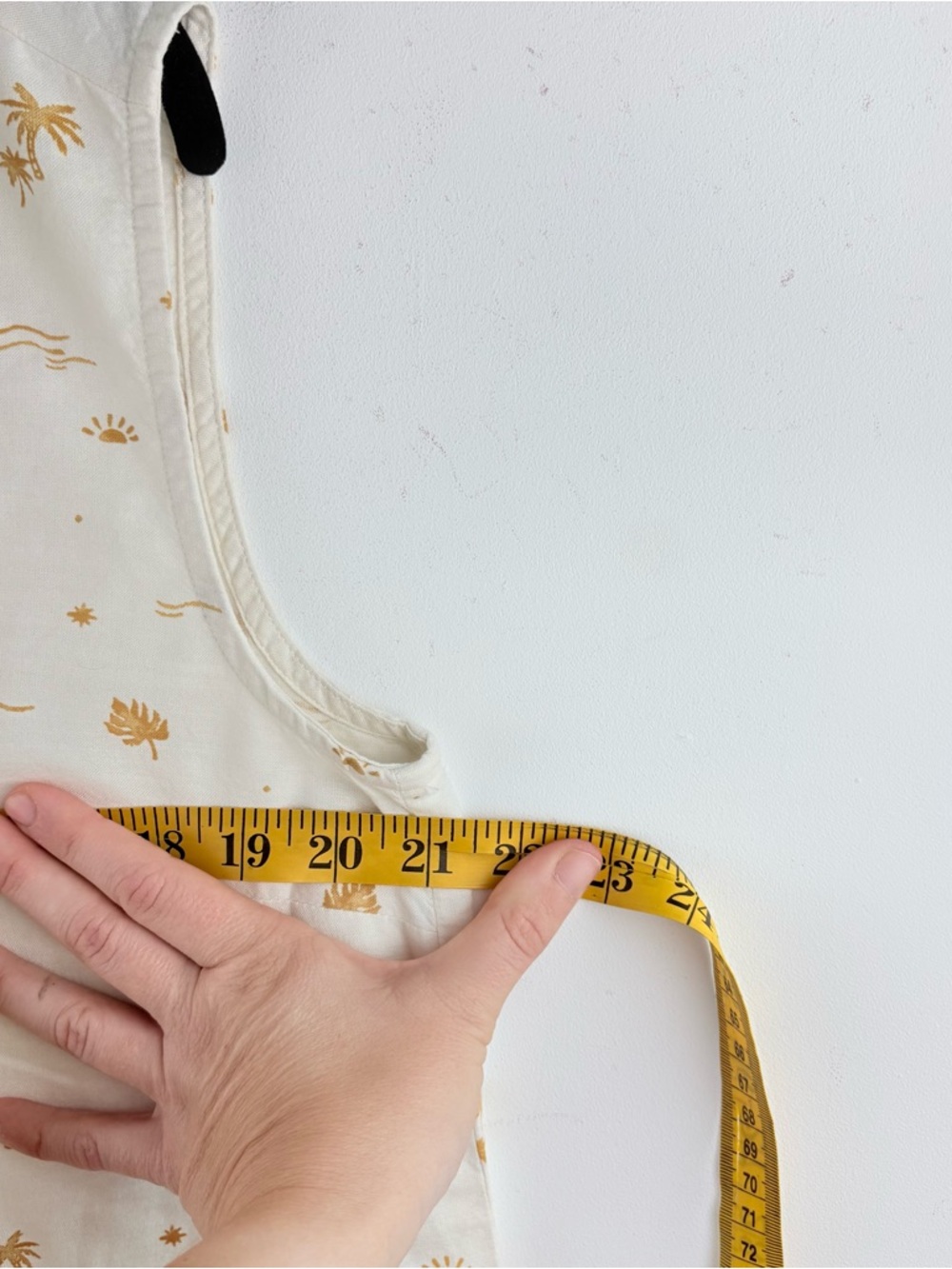 Eddie Bauer Sleeveless Collared Blouse Shirt Ivory Gold Tropical Outdoor Medium - Picture 6 of 8